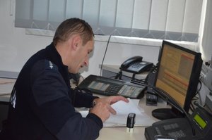 Oficer dyżurny prowadzący rozmowę telefoniczną