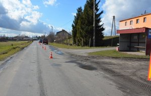 Miejsce wypadku drogowego w okolicy przystanku w Piwodzie