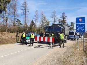 policjanci na przejściu granicznym w Radoszycach