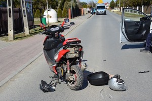Uszkodzenia powypadkowe motoroweru w Łężanach