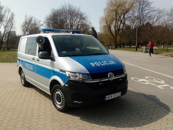 Policjanci z radiowozu na bulwarach nad Wisłokiem podają komunikaty o obowiązujących zakazach.
