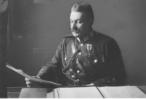 Wiktor Zygmunt Sas Hoszowski jako Komendant Główny Policji Państwowej
w swym gabinecie (1922–1923). Zdj. NAC