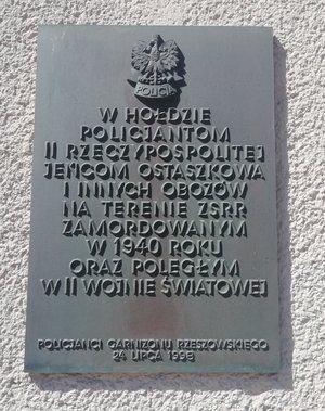 tablica upamiętniająca pomordowanych policjantów