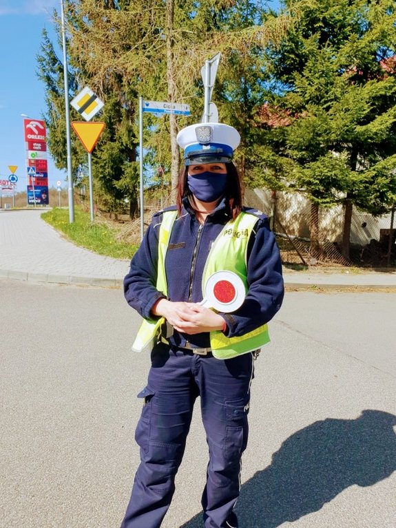 Policjantka w maseczce w trakcie służby