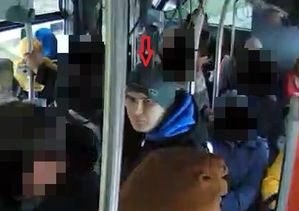 Zdjęcie podejrzewanego mężczyzny z wnętrza autobusu.
