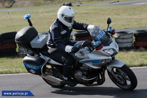 zdjęcie policjanta na motocyklu