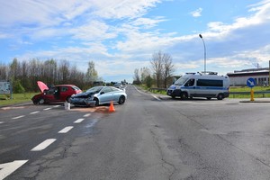 Skrzyżowanie ul. Brzozowskiej z drogą krajową nr 19, miejsce zderzenia peugeota z toyotą.