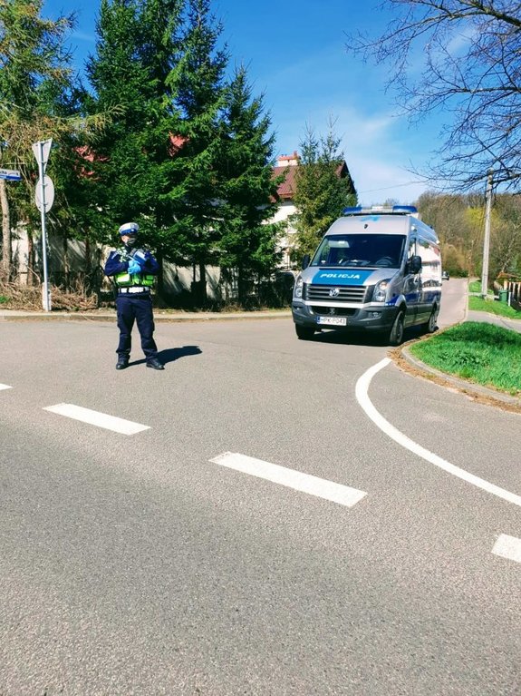 Policjant ruchu drogowego w trakcie służby