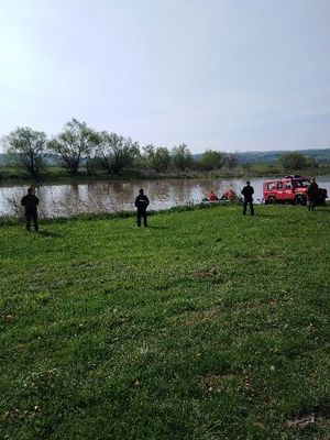 Na zdjęciach policjanci i strażacy poszukują zaginionego mężczyzny nad rzeką San.