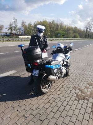 policjant przy służbowym motocyklu