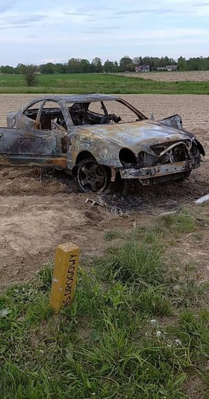 Spalony samochód - Kręcili &quot;bączki&quot;, aż doprowadzili do pożaru auta