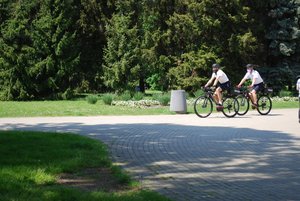 Na zdjęciach policyjny patrol rowerowy na rzeszowskich bulwarach.