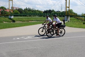 Na zdjęciach policyjny patrol rowerowy na rzeszowskich bulwarach.