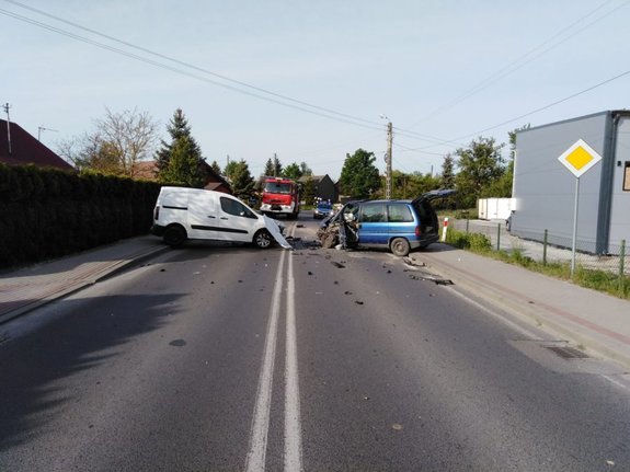 Rozbite pojazdy marki Peugeot i Fiat po czołowym zderzeniu na drodze wojewódzkiej 887 w Rakszawie.