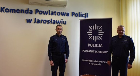 Zastępcy Komendanta. W tle baner Komendy Powiatowej Policji w Jarosławiu.