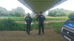 Policjanci na miejscu znalezienia zwłok kobiety