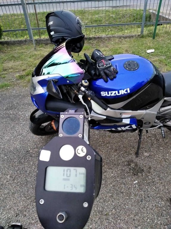 Zarejestrowana prędkość kierującego i motocykl, którym jechał
