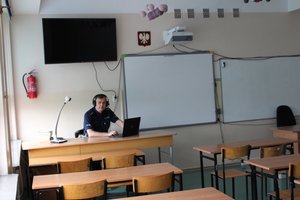 Aspirant Stanisław Ciba z KMP w Tarnobrzegu podczas lekcji on-line