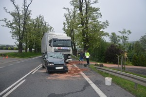 Zderzenie fiata z ciężarowym dafem na drodze krajowej nr 19 w Zboiskach.