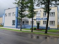 Kolorowa fotografia. Budynek komendy Policji w Leżajsku od strony frontowej.