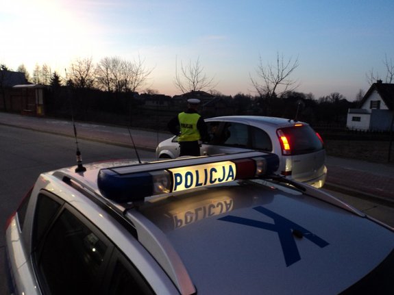 policjant podczas kontroli drogowej badający trzeźwość kierującego urządzeniem AlcoBlow