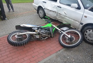 Uszkodzony motocykl, który zderzył się z volkswagenem.