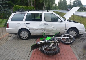 Uszkodzony motocykl i uszkodzony volkswagen.