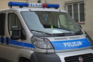 Napis policja na radiowozie.