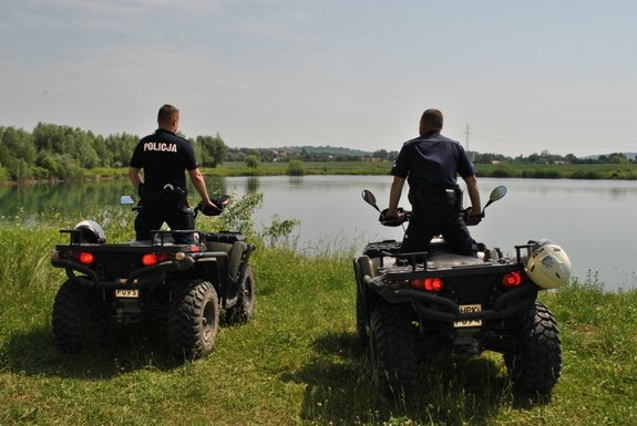 Policjanci na kładach nad wodą