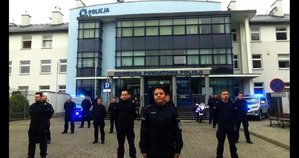 Policjanci przed budynkiem KPP Jarosław