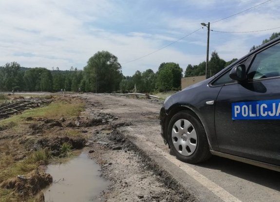 Radiowóz policyjny zabezpieczający miejsce powodzi