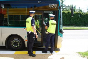 Na zdjęciu policjanci ruchu drogowego na ulicy Podkarpackiej kontrolują pasażerów autobusów MPK i MKS.