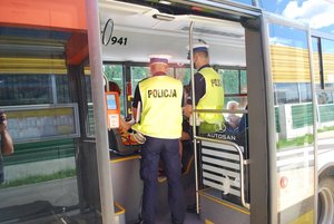 Na zdjęciu policjanci ruchu drogowego na ulicy Podkarpackiej kontrolują pasażerów autobusów MPK i MKS.