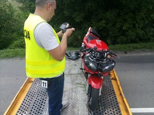 policjant fotografuje motocykl