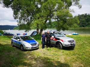 policjantka i strażak nad woda