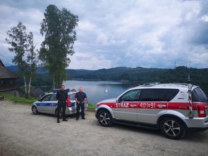 policjant i strażak nad wodą