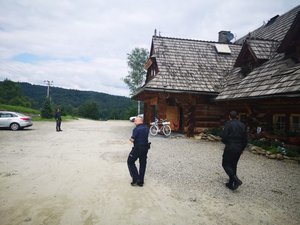 policjant i strażak przy zajeździe