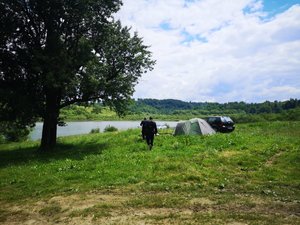 policjant i strażak nad wodą