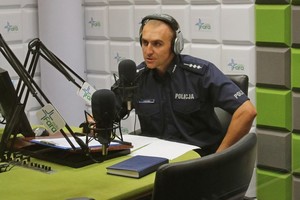 policjant w radiowym studiu