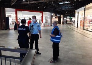 Kontrole na terenie galerii handlowej Policji i Sanepidu