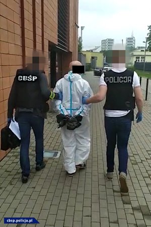 policjanci prowadzą podejrzanego