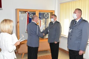 Komendant Powiatowy Policji w Leżajsku wręcza rozkaz personalny  mianowania na wyższy stopień oficerski  I (pierwszemu) Zastępcy Komendanta Powiatowego Policji w Leżajsku.