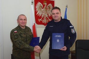 Komendant Wojewódzki Policji w Rzeszowie nadinsp. Henryk Moskwa oraz Dowódca 3. Podkarpackiej Brygady Obrony Terytorialnej płk Dariusz Słota podpisują porozumienie o współpracy