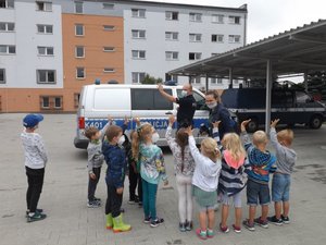 Dzieci uczą się zasad ruchu drogowego.