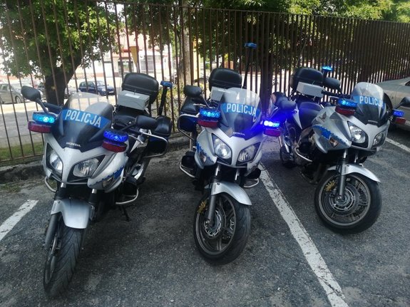 zdjęcie przedstawia zaparkowane motocykle służbowe