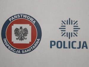 Logo Policji i Sanepidu.