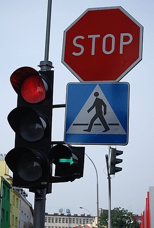 Sygnalizator drogowy i oznaczenia przejścia dla pieszych.