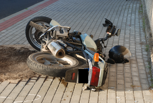 Miejsce zderzenia samochodu osobowego z motocyklem