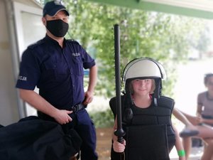 funkcjonariusz prezentujący sprzęt policyjny dzieciom