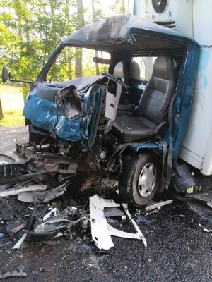 Samochód ciężarowy Volvo oraz Kia biorące udziała w wypadku drogowym